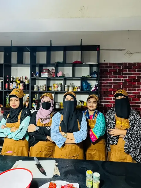 নারী শিক্ষার্থীদের ব্যাচ